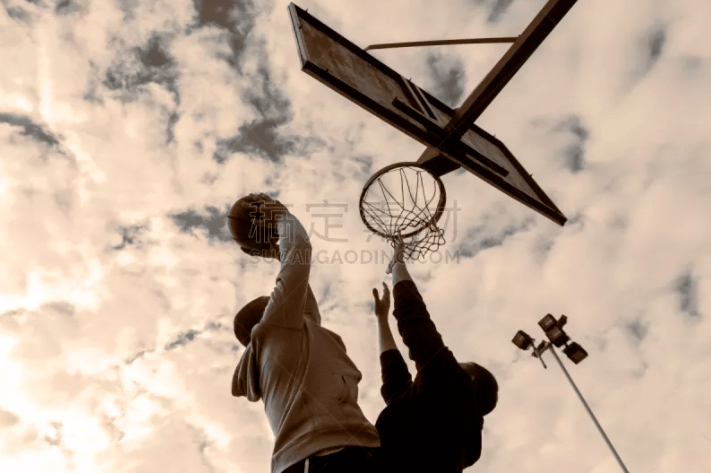 萨拉赫对斯洛特不满冲突升级，利物浦该怎么面对更衣室的矛盾？